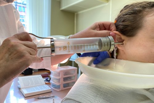 ear wax removal through water pressure in injection